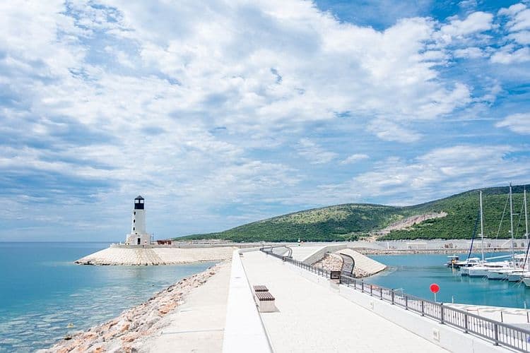 «Luštica Bay» projesi kapsamında bir deniz feneri inşa edildi