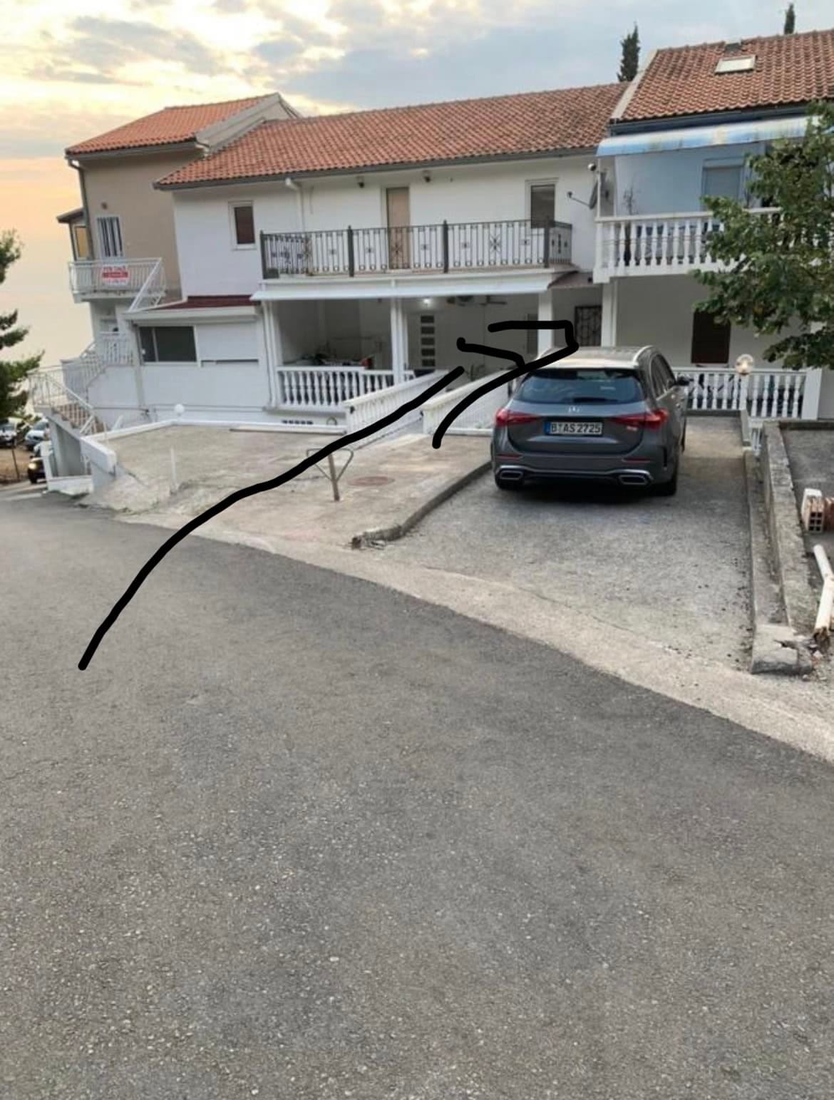 Dvospratna kuća sa parkingom i terasom na letovalištu Sveti Stefan, Crna Gora. Prodaja nekretnine uz more.