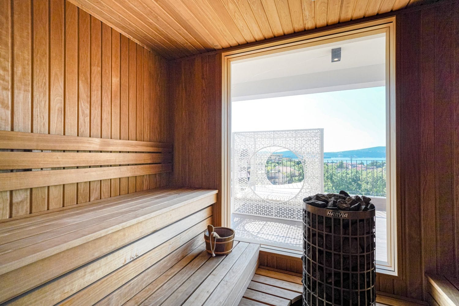 Drvena sauna sa peći Harvia i panoramskim pogledom na more u stanu u Tivtu, Crna Gora.