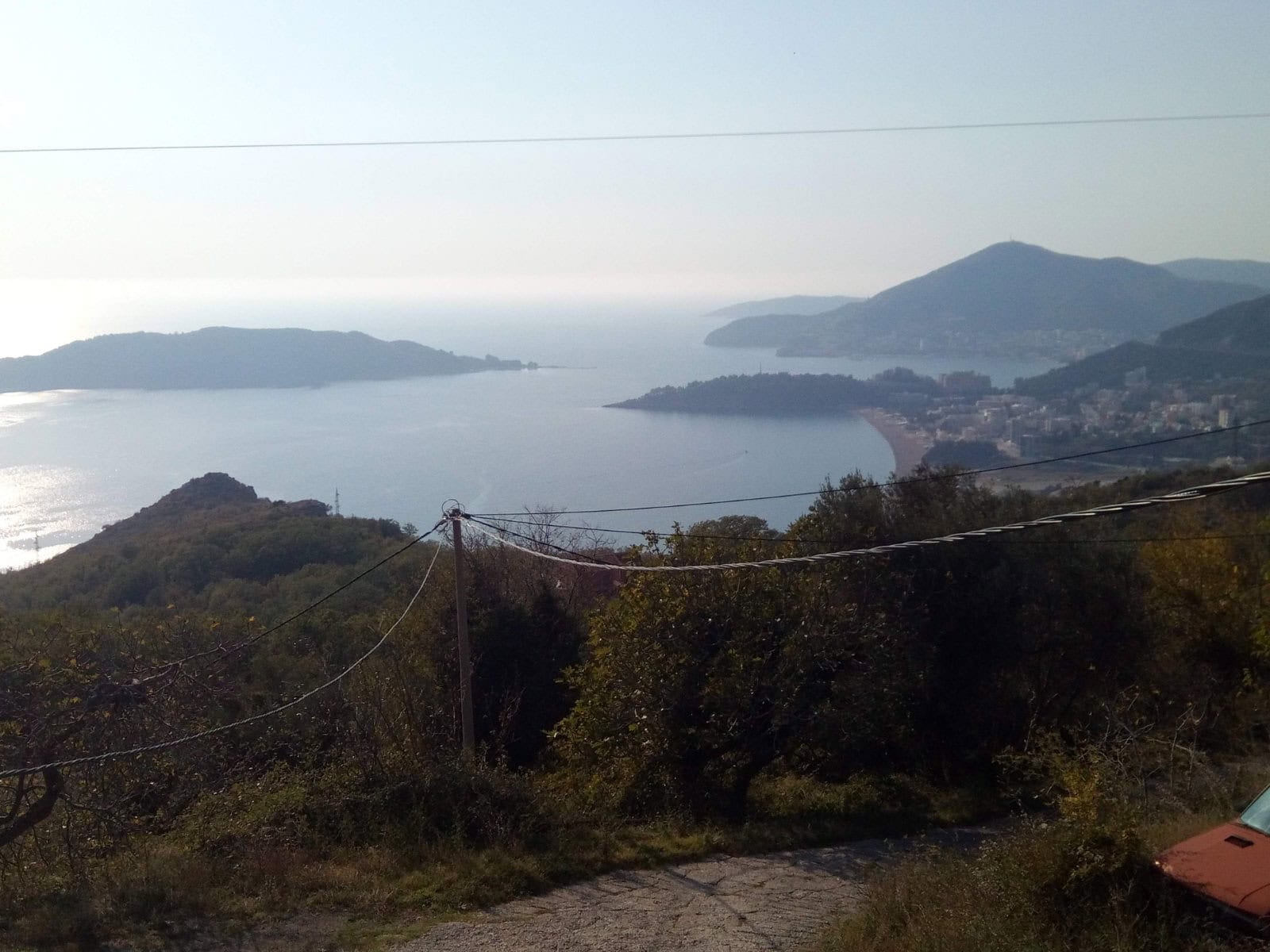 Panoramski pogled na more i obalu Bečića, Crna Gora sa zemljišne parcele br. 2329, okružene brdima i zelenilom.