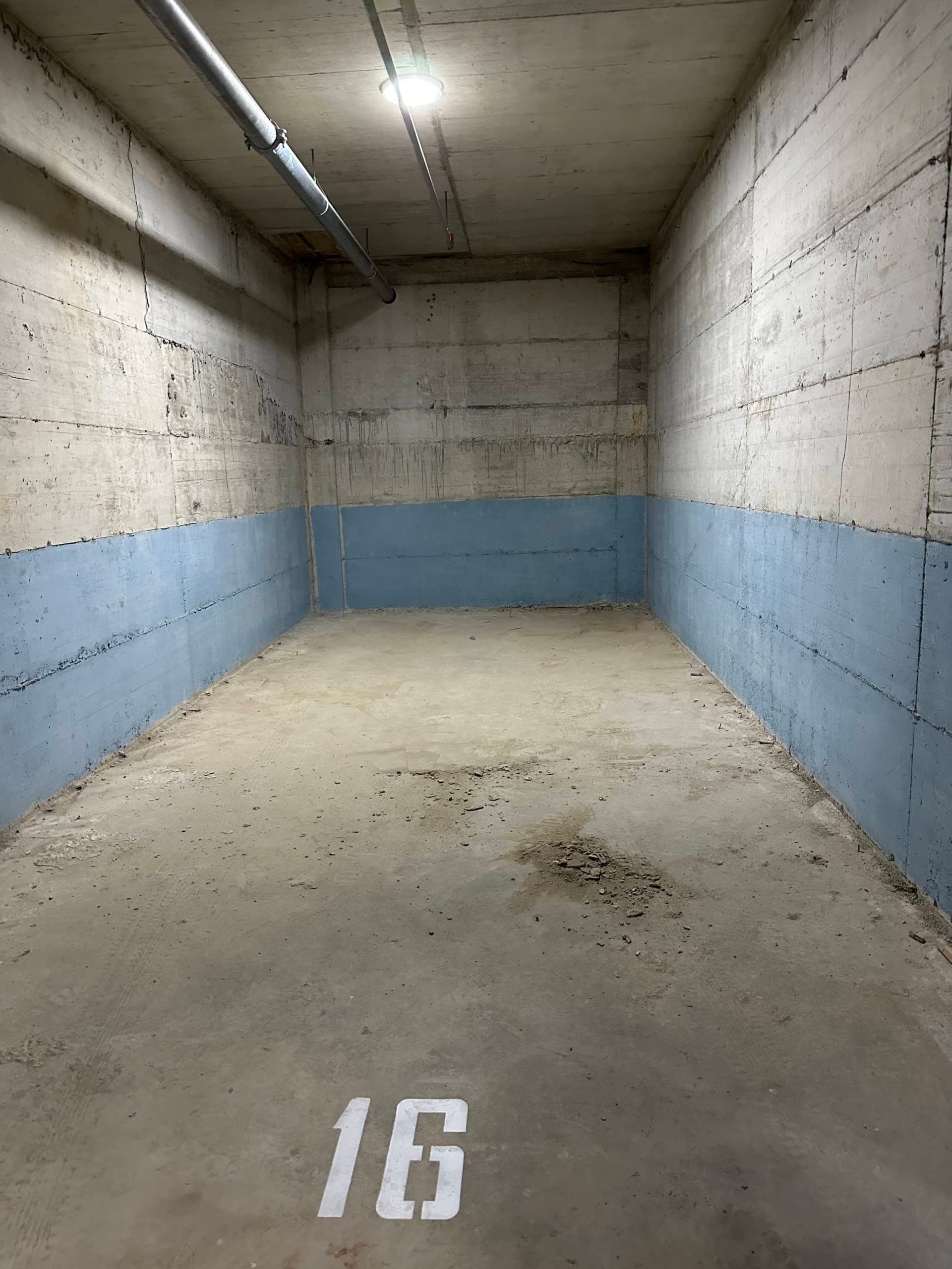Parking mesto br. 16 u podzemnoj garaži stambenog kompleksa u Bečićima, Crna Gora: betonski zidovi i ravan pod.