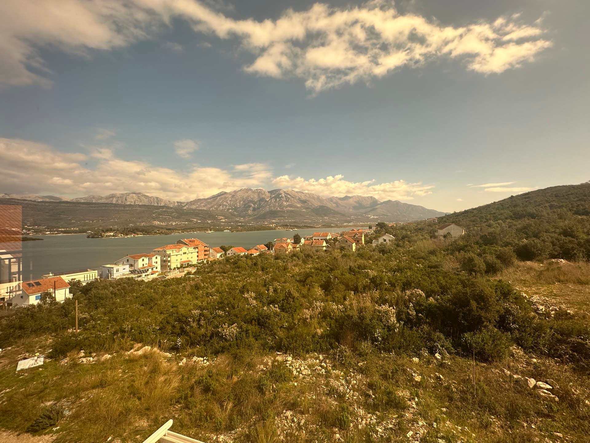 Panoramski pogled na more, planine i naselje Krašići u Crnoj Gori iz prozora stana u Đuraševićima.