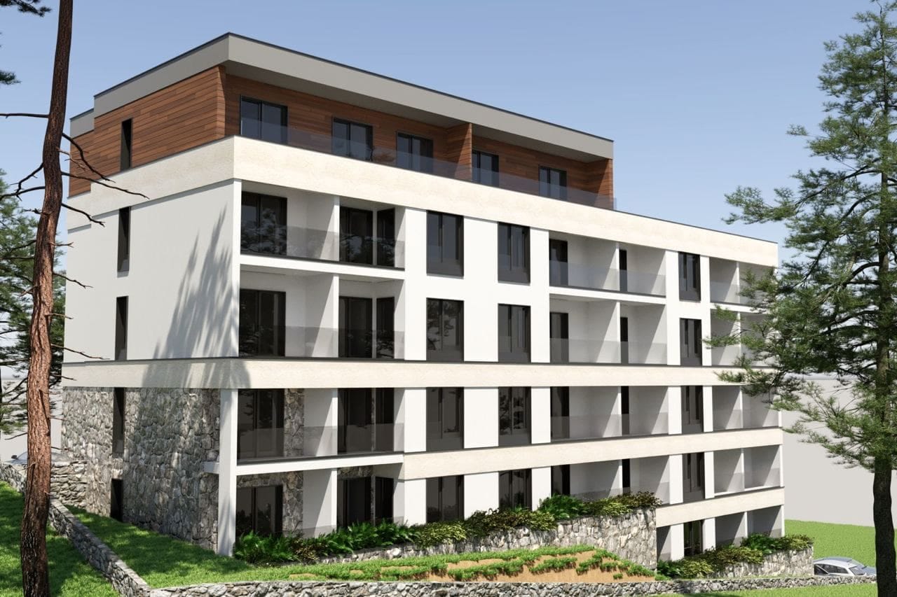 Savremeni stambeni kompleks u Bečićima, Crna Gora: fasada sa kamenim oblogama, panoramskim balkonima i drvenim dekorom.