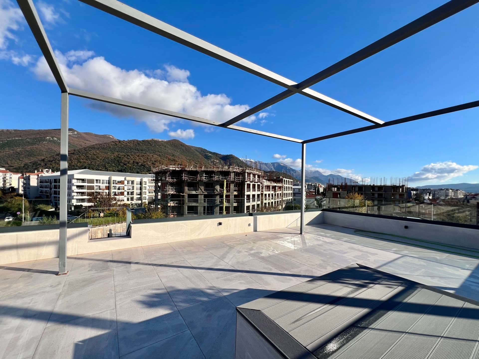 Prostrana terasa sa panoramskim pogledom na planine u stambenom kompleksu u izgradnji, grad Tivat, Crna Gora.