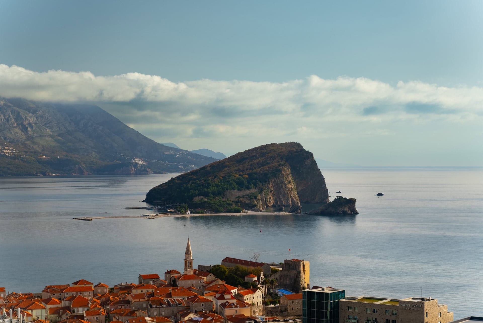 Panoramski pogled na Stari grad Budve, ostrvo Svetog Nikole i Jadransko more, Crna Gora.