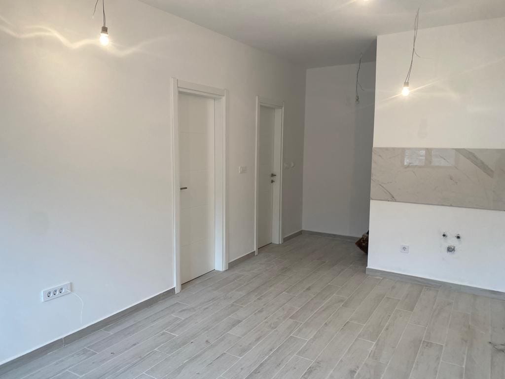 Svetao dnevni boravak sa završnom obradom i keramičkim granitom u novom stanu, grad Dobrota, Crna Gora.
