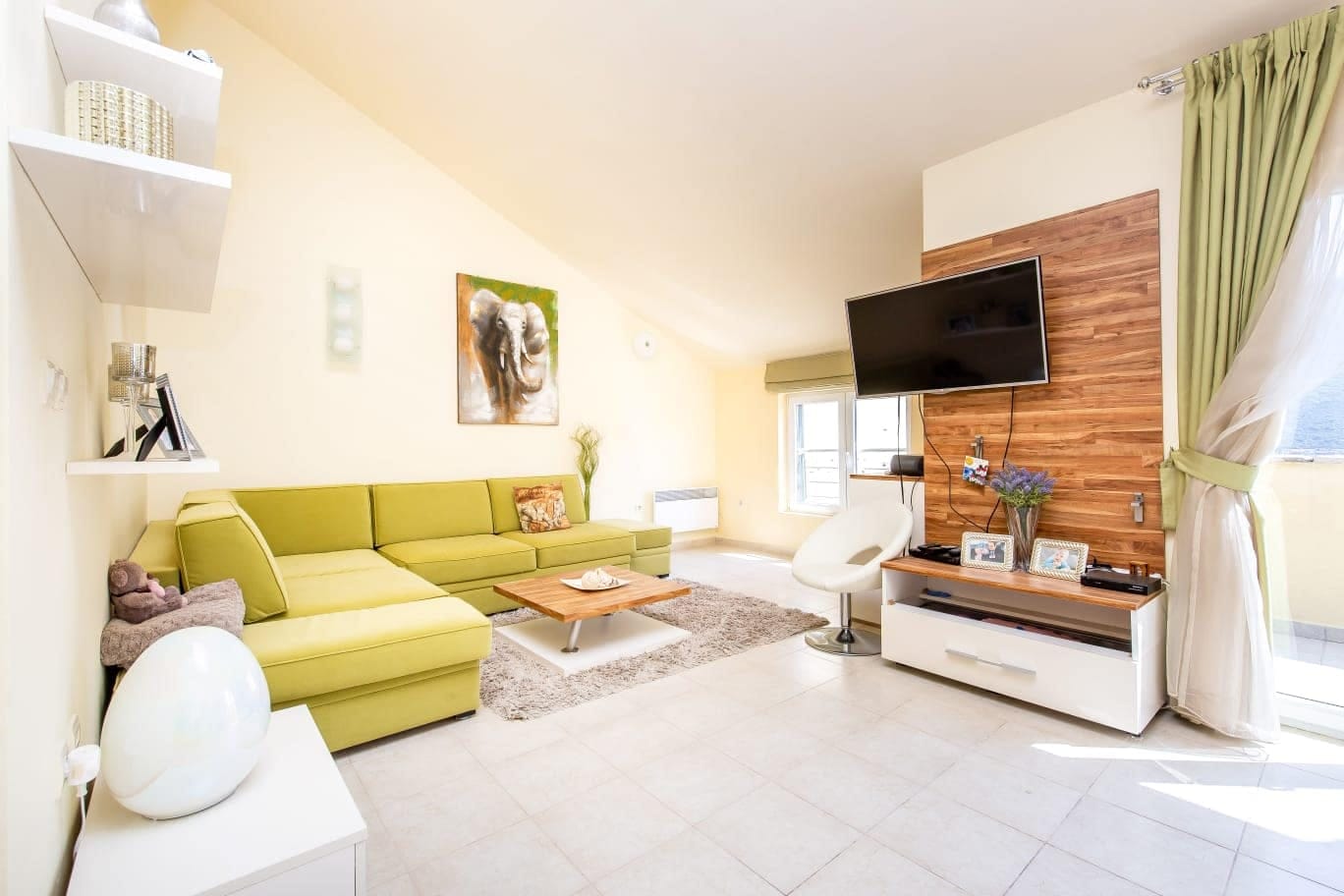 Helles Wohnzimmer mit Ecksofa und TV-Bereich in einer modernen Wohnung, Đenovići, Montenegro.