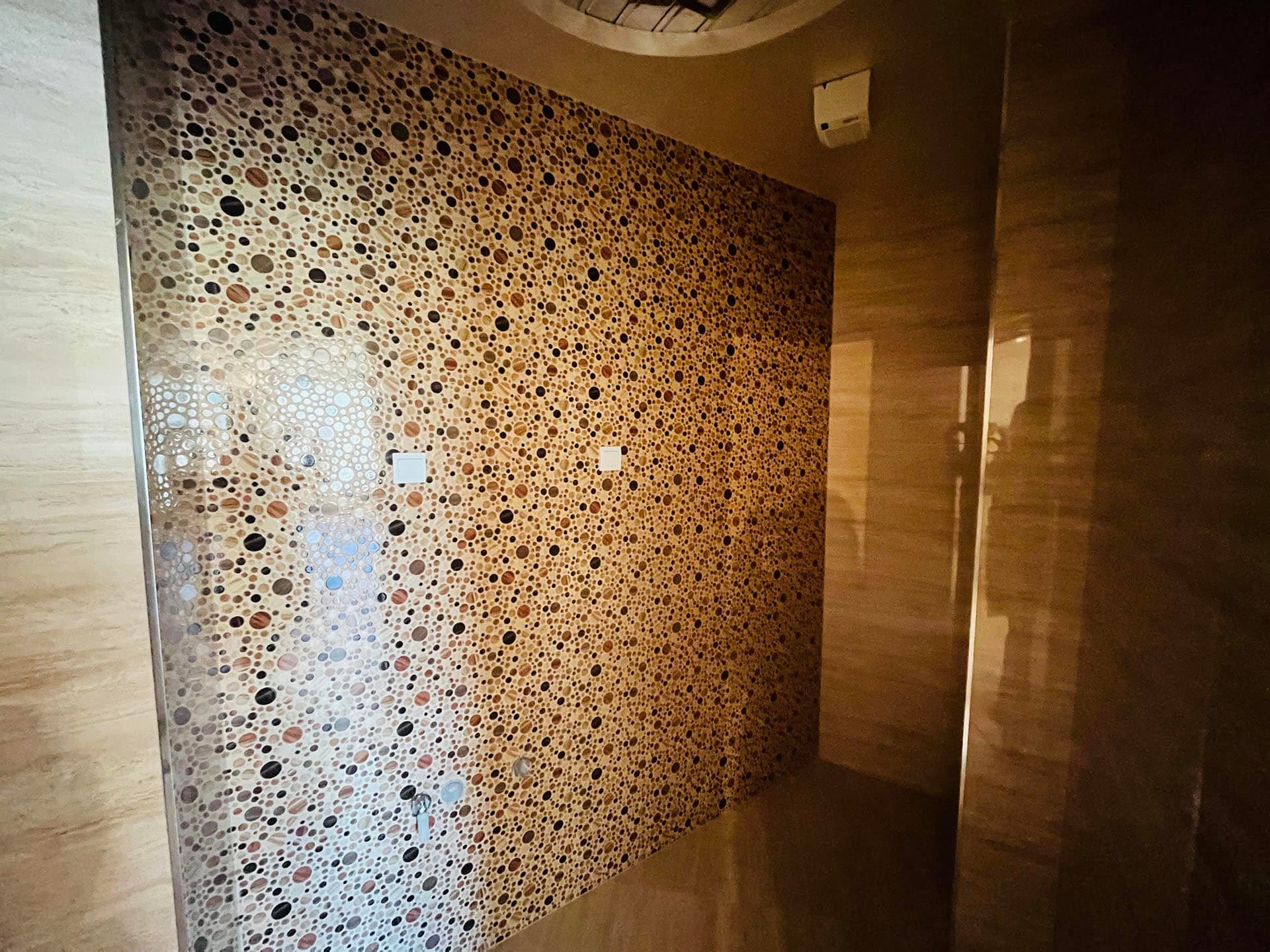 Budva, Karadağ’daki dairede mozaik duvarlı tasarım banyo dekorasyonu.