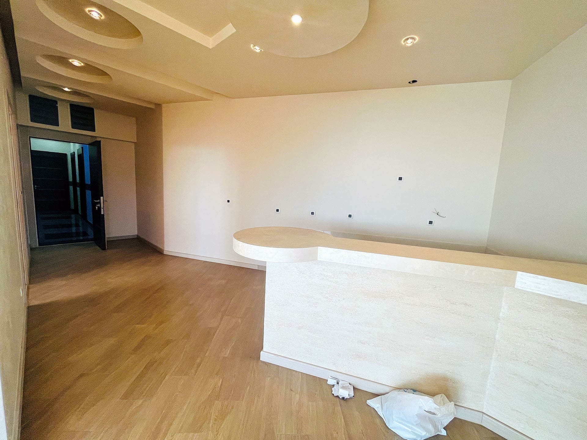 Bar tezgahı ve tasarımcı tavanlı modern oturma odası, Budva, Karadağ.