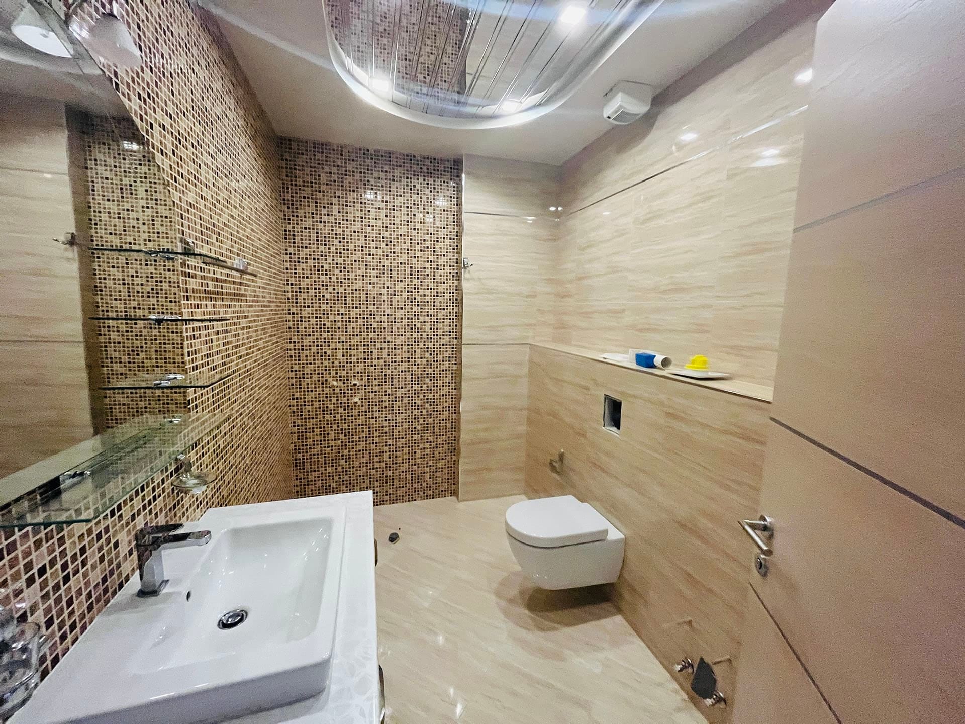 Mozaik fayanslı ve asma sıhhi tesisatlı modern banyo, Budva, Karadağ’daki dairede.