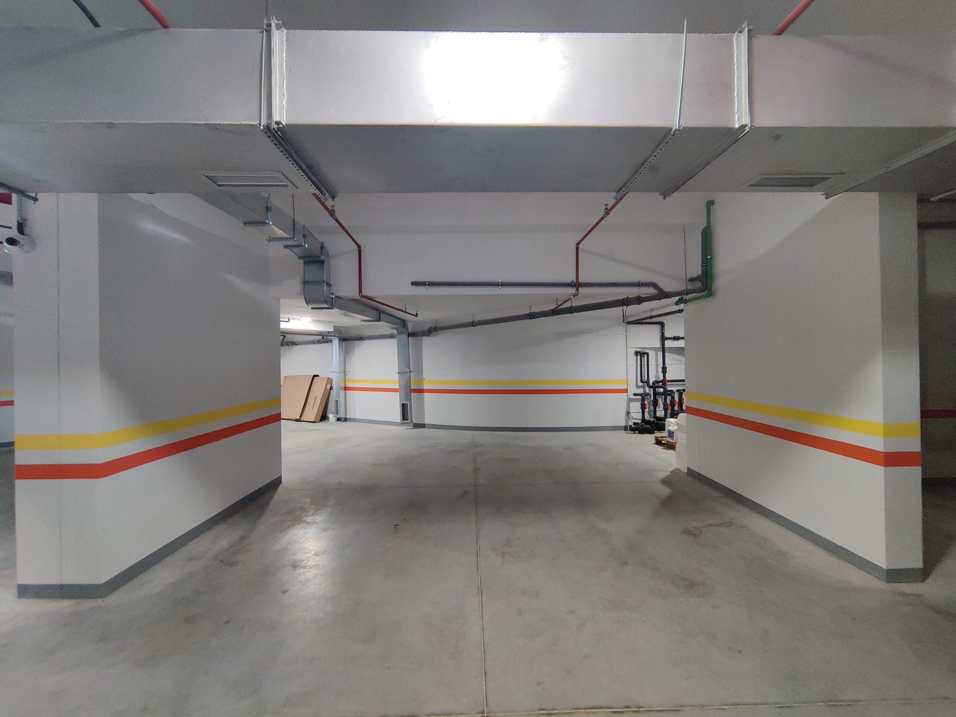 Podzemni parking u stambenom kompleksu u Bečićima, Crna Gora: betonski pod, osvetljenje i tehničke instalacije.