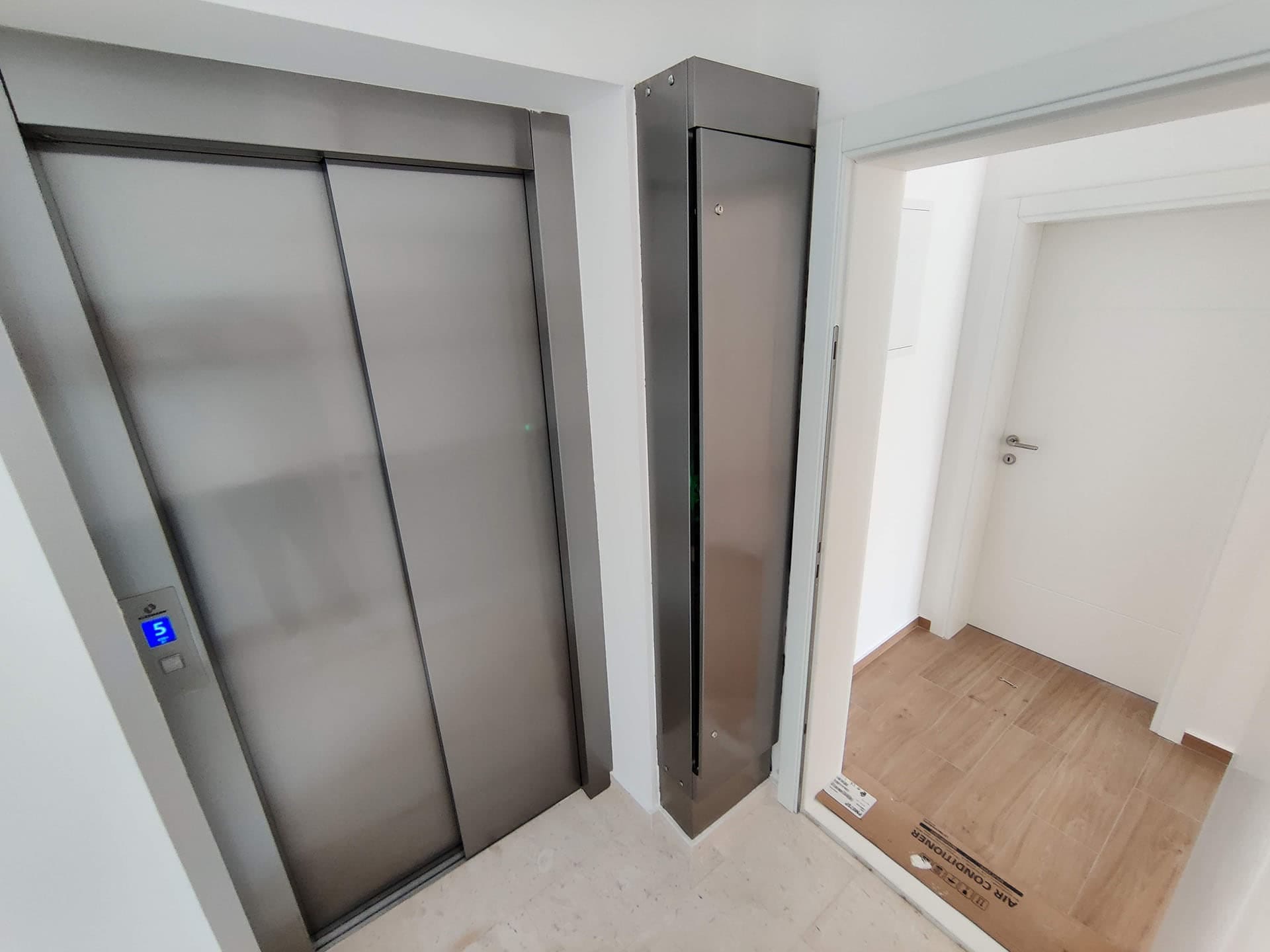Moderan lift i ulaz u stan sa završnom obradom u stambenom kompleksu u Bečićima, Crna Gora.