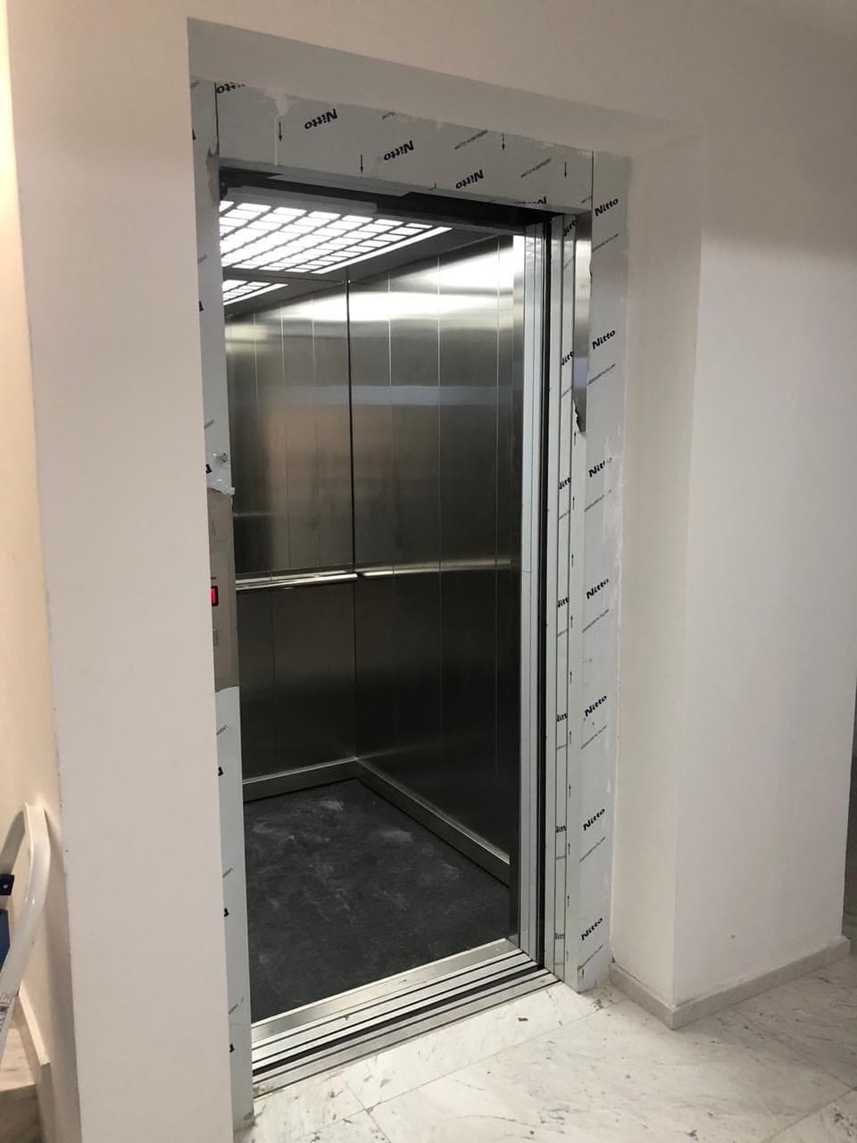 Novi savremeni lift u stambenom kompleksu u Dobroti, Crna Gora, u završnoj fazi završnih radova.