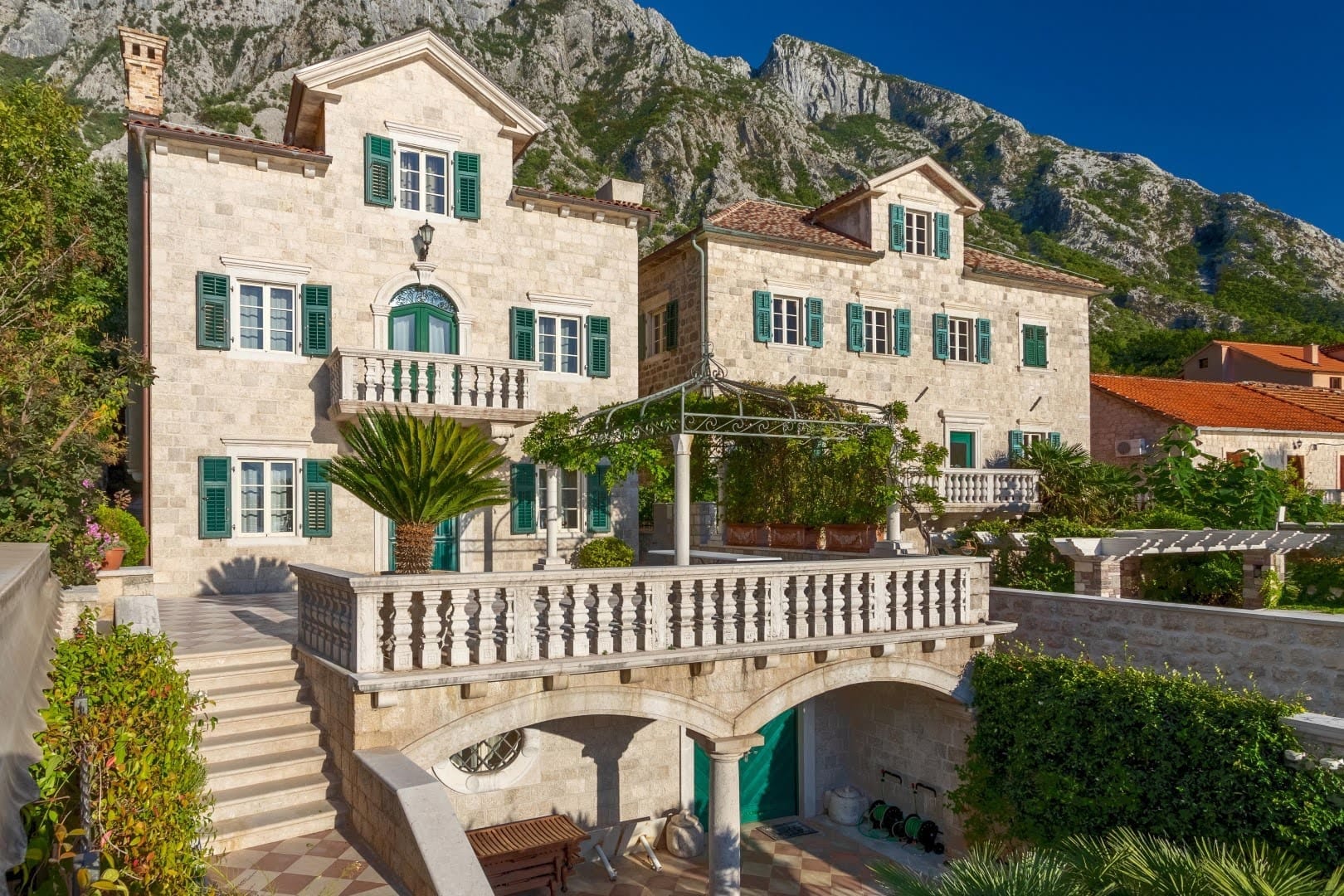 Kamena vila u mediteranskom stilu sa terasom i pogledom na planine u naselju Ljuta, Crna Gora.