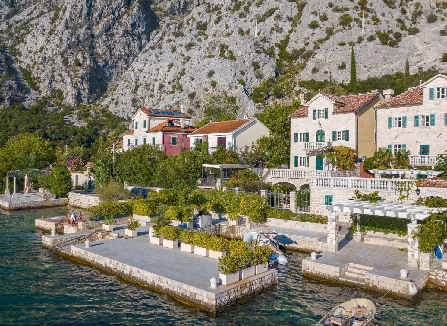 Kamena vila u Ljuti, Crna Gora: privatni mol, terasa s pergolom i panoramski pogled na Bokokotorski zaliv.
