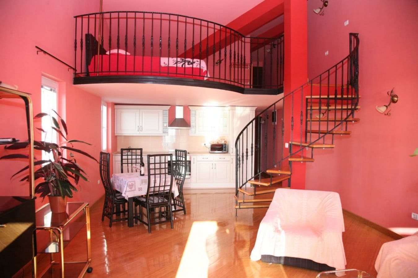 Zweistöckiges Wohnzimmer mit Wendeltreppe und Schlafbereich auf der Galerie, Villa in Tivat, Montenegro.