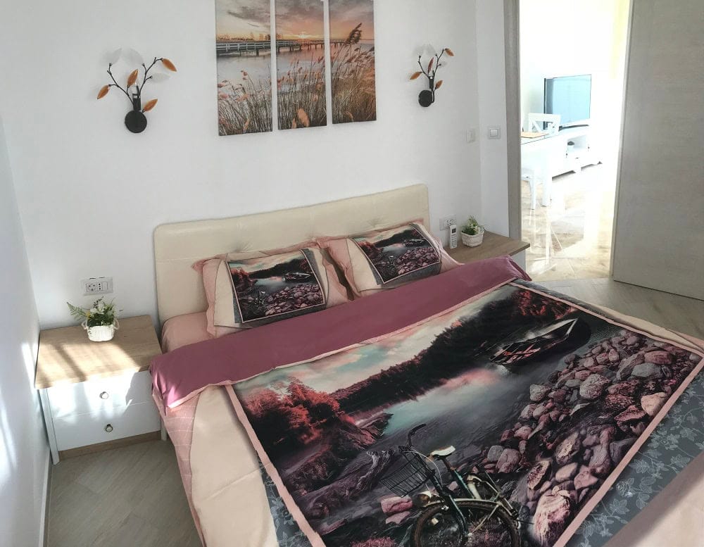 Gemütliches Schlafzimmer mit Doppelbett in einer Wohnung, Dobri Vody, Montenegro: moderne Möbel und helles Interieur.