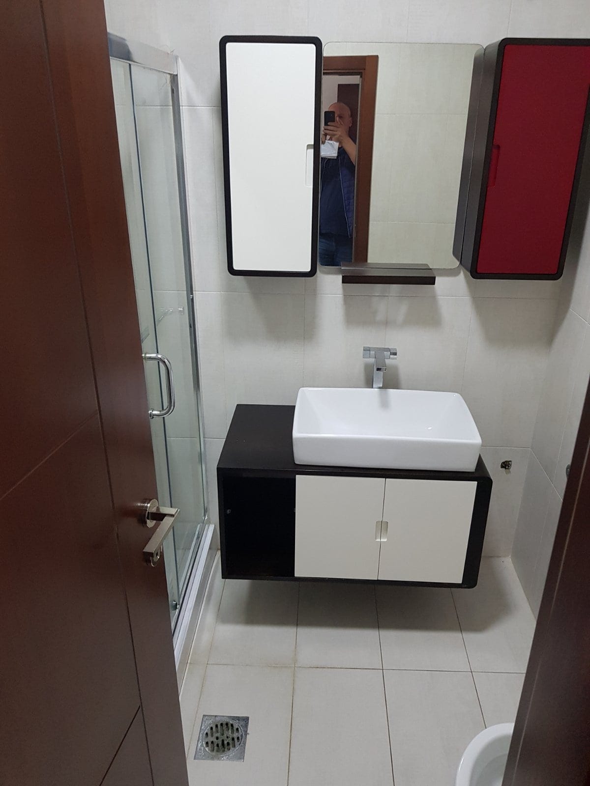 Savremeno kupatilo sa tuš kabinom i stilskim nameštajem u kući na prodaju, grad Bar, Crna Gora.