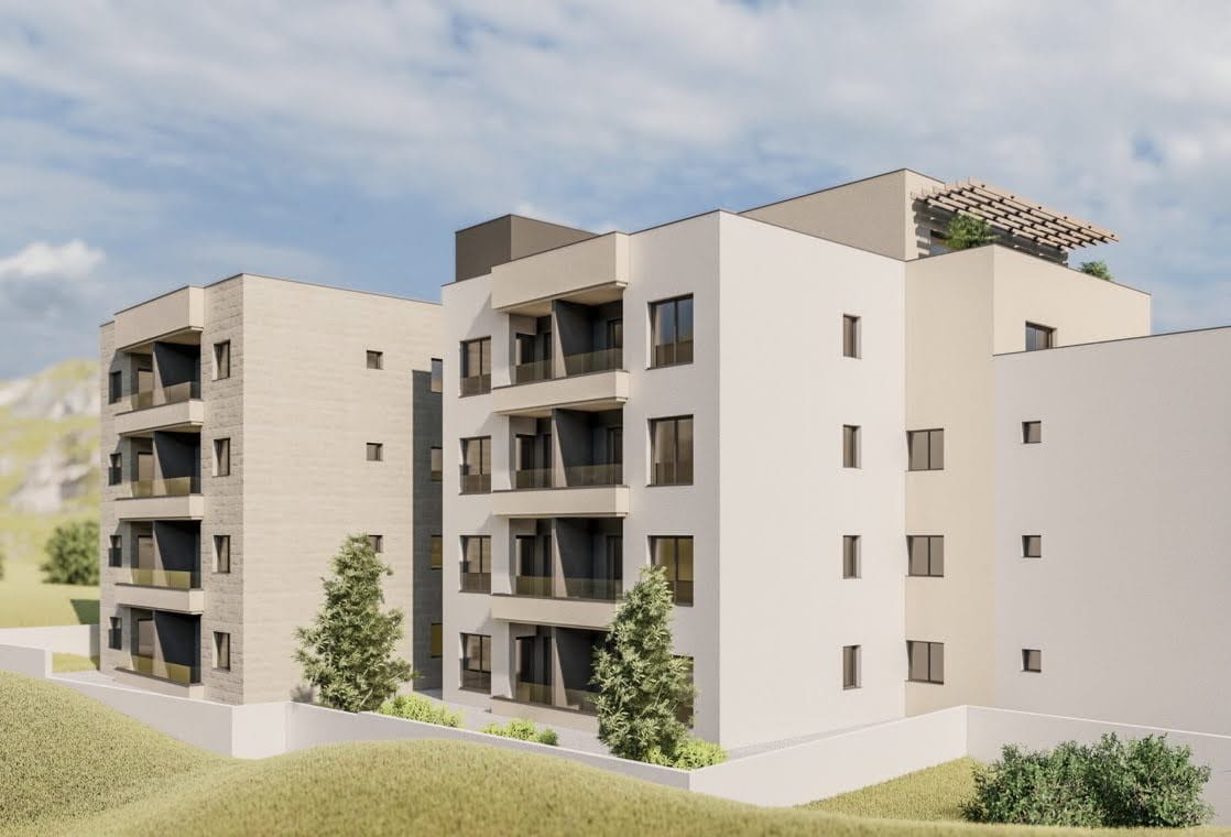 Savremeni stambeni kompleks u Budvi, Crna Gora: fasada nove višespratnice sa balkonima i krovnom terasom.