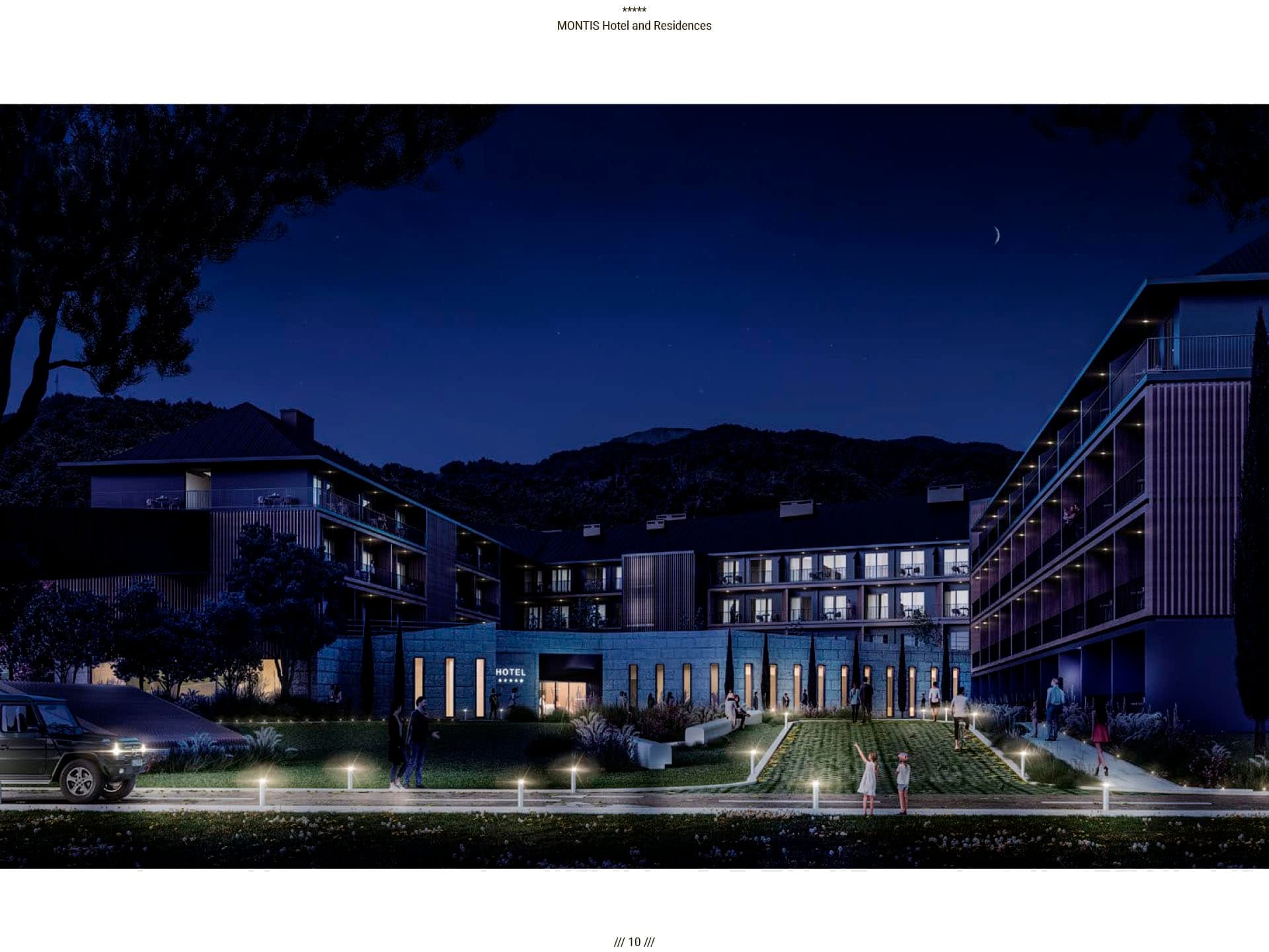 Ночной вид на фасад отеля Montis Hotel and Residences в Колашине, Черногория, с подсветкой и благоустроенной территорией