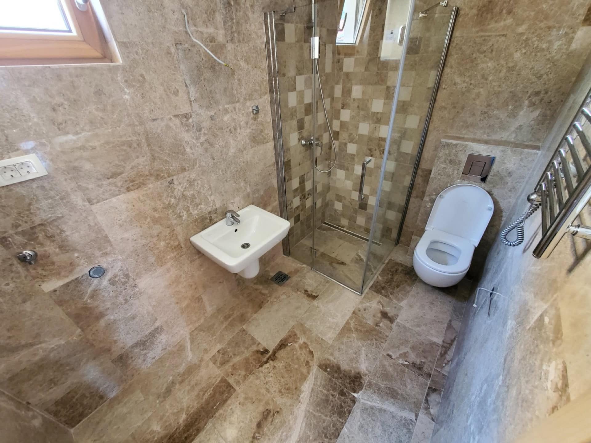 Современная ванная комната с душевой кабиной и отделкой из натурального камня в пентхаусе, Пржно, Черногория.