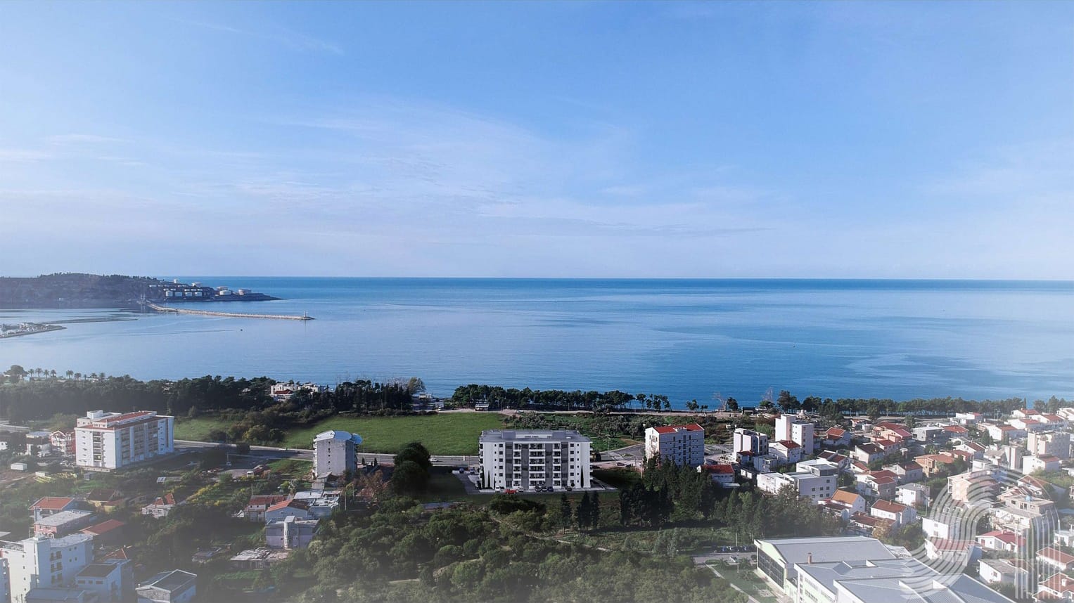 Panoramski pogled na stambeni kompleks u gradu Baru, Crna Gora, sa blizinom Jadranskog mora i plaže.