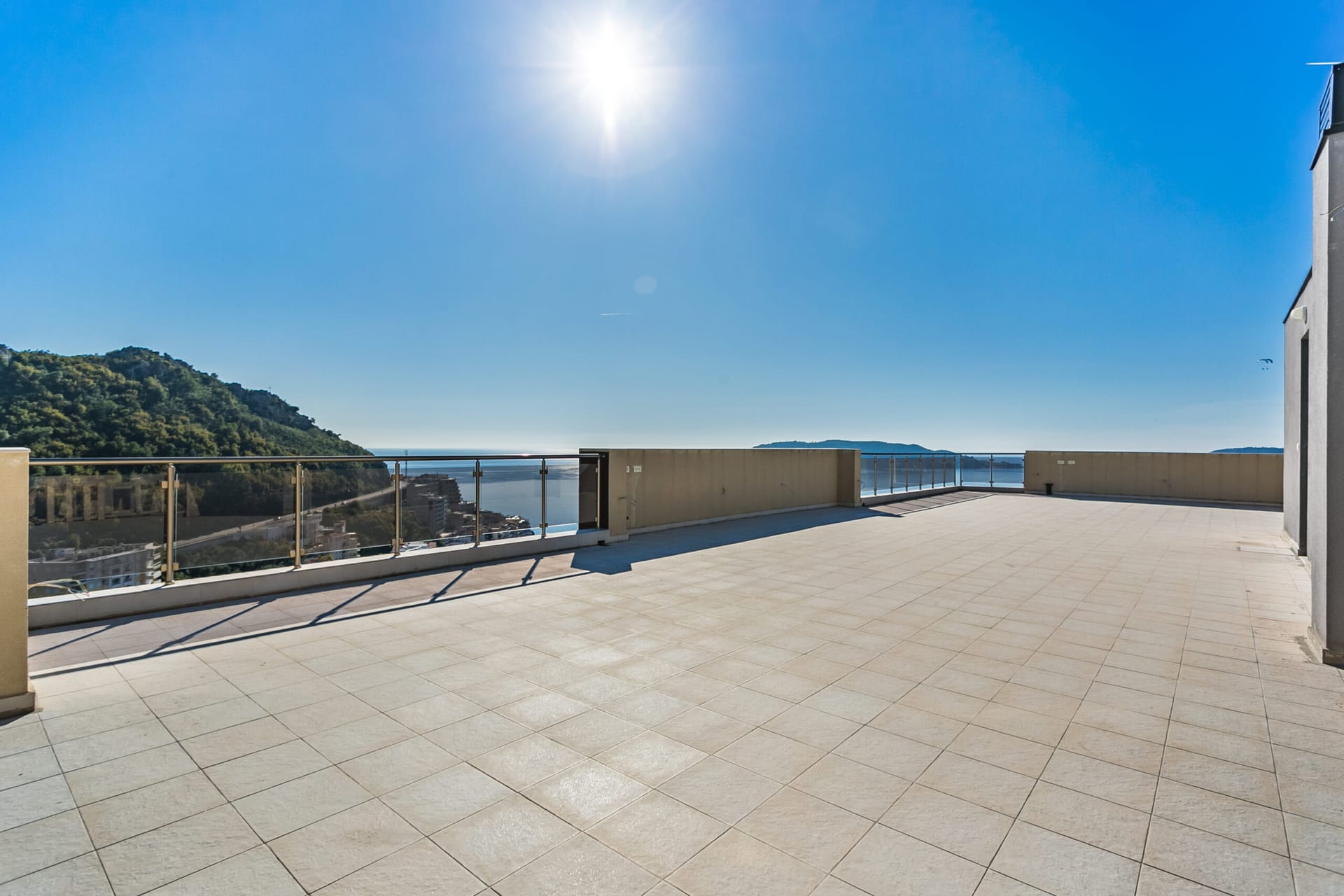 Prostrana otvorena terasa penthausa u Rafailovićima, Crna Gora, sa panoramskim pogledom na more i planine.