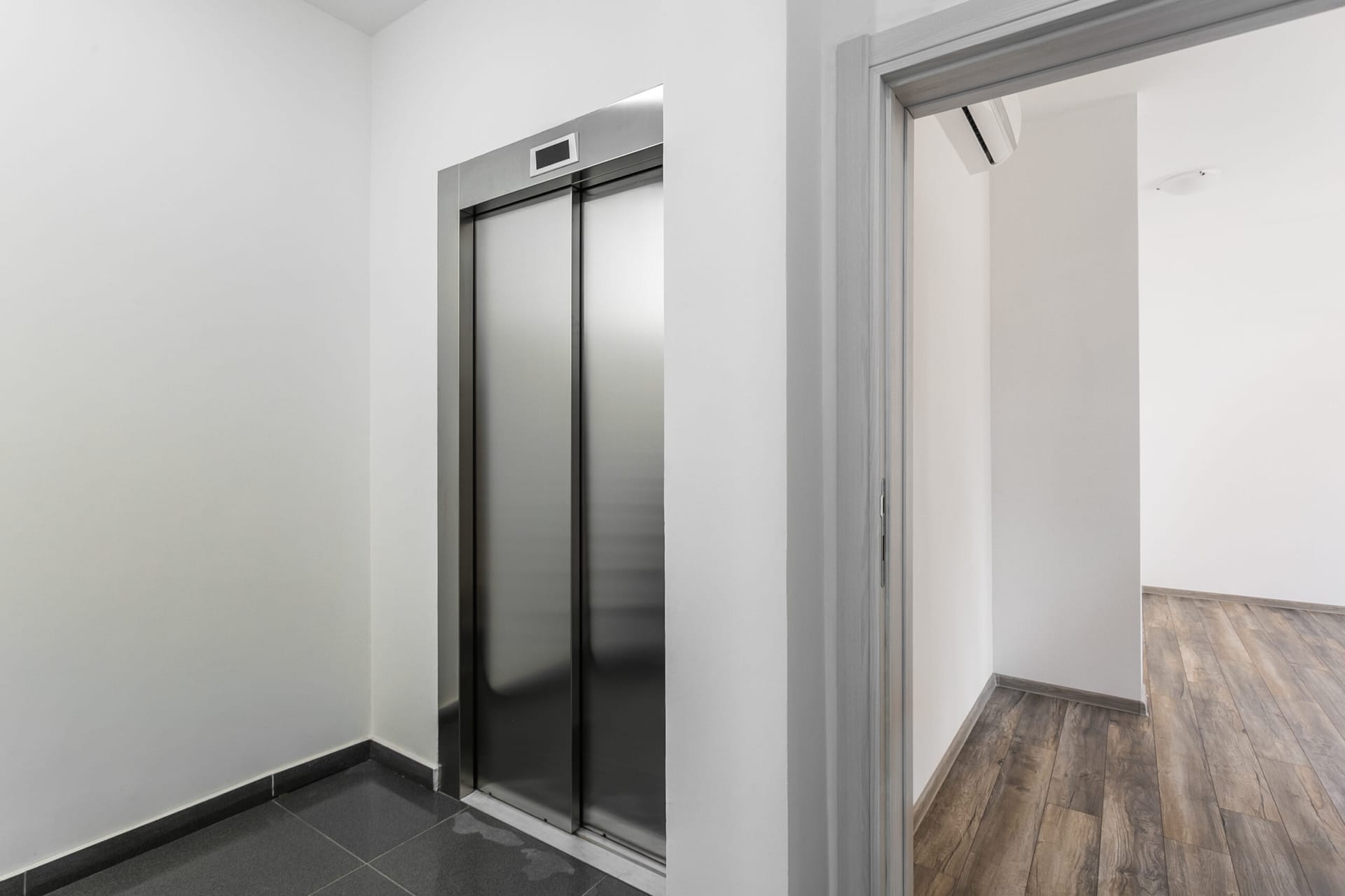 Moderan lift i ulaz u stan sa završnom obradom u penthausu, Rafailovići, Budvanska rivijera, Crna Gora.