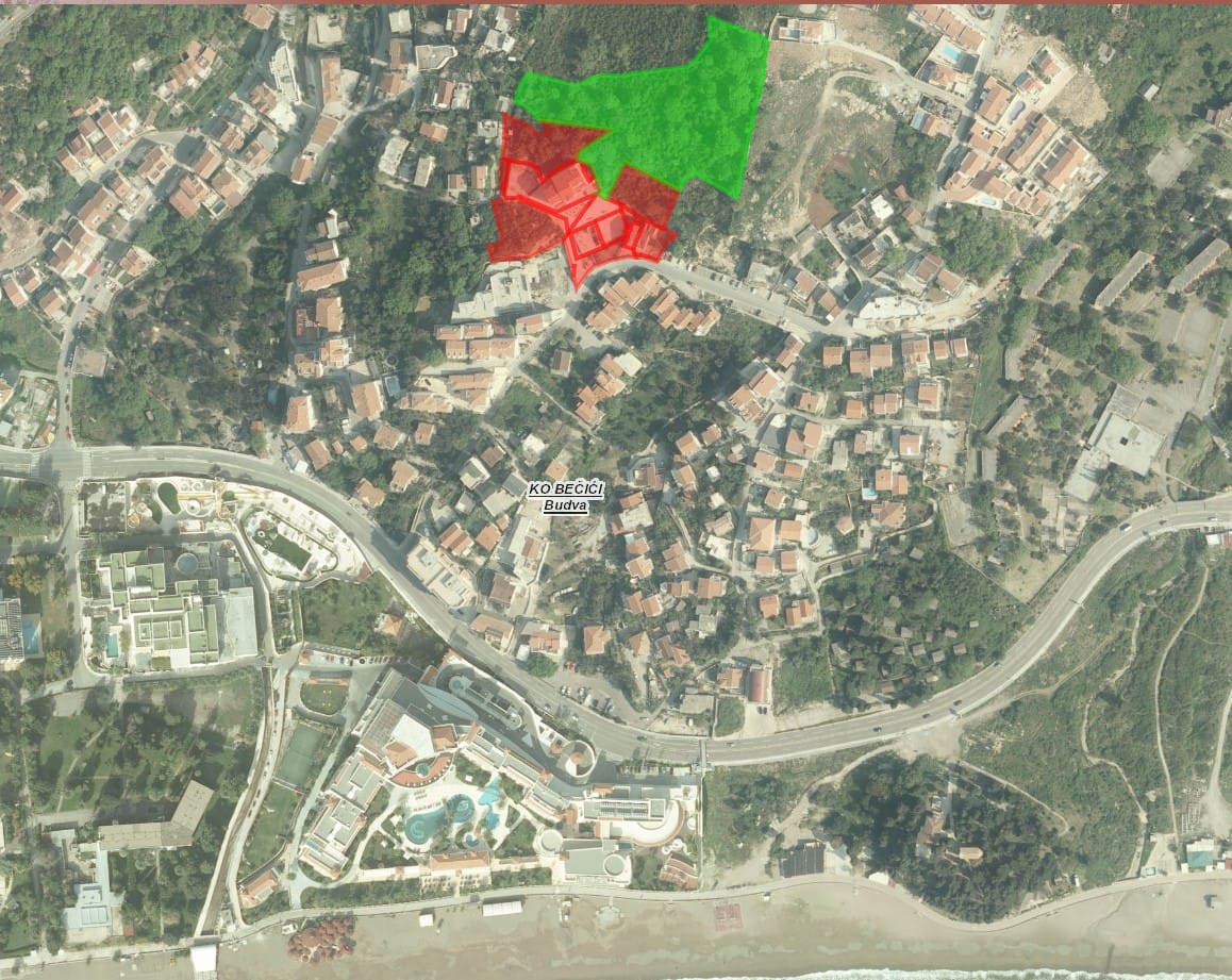 Karadağ, Bečići’deki 1724 numaralı arsanın üstten görünümü: plajlı bölge haritasında arazi sınırları.