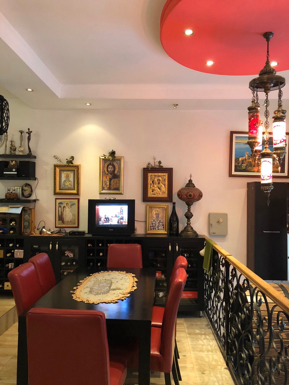 Salon du mini-hôtel Zelenika, Herceg Novi, Monténégro : coin repas avec chaises rouges et garde-corps en fer forgé.