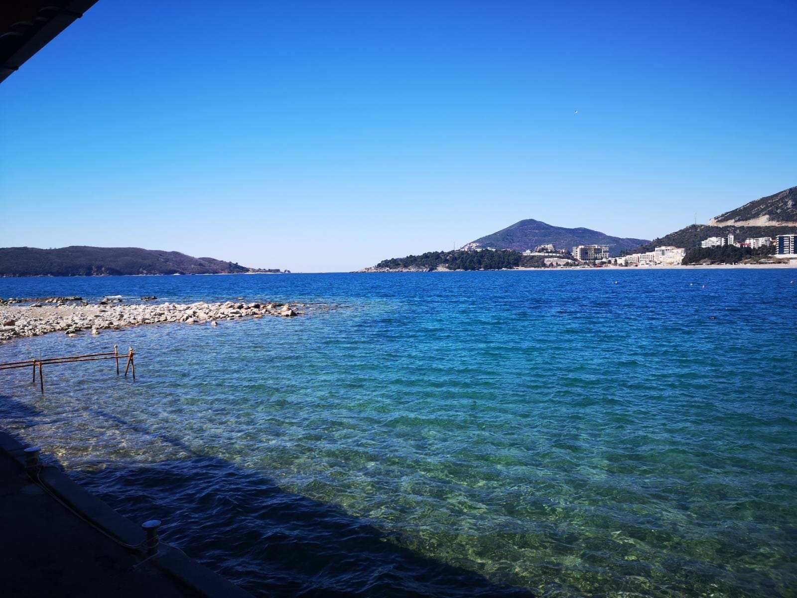 Panoramski pogled na Jadransko more i plažu iz poslovnog prostora u Rafailovićima, Crna Gora.