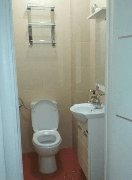 Modernes Badezimmer mit weißer Sanitärkeramik und Fliesen in einer Wohnung in Budva, Montenegro.