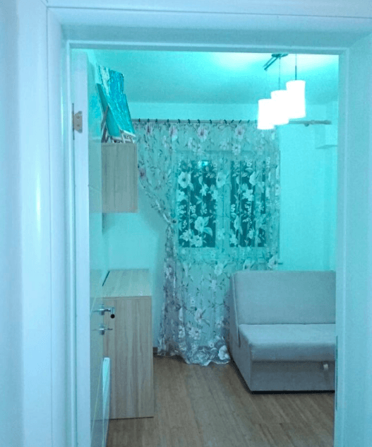 Gemütliches Wohnzimmer mit Sofa und hellen Möbeln in einer zum Verkauf stehenden Wohnung in Budva, Montenegro.