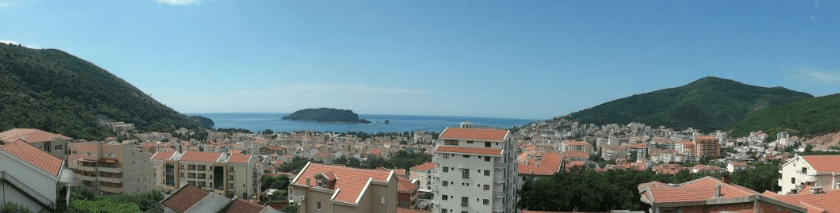 Panoramablick auf die Stadt Budva, das Meer und die Insel Sveti Nikola in Montenegro aus dem Fenster der Wohnung Nr. 1575
