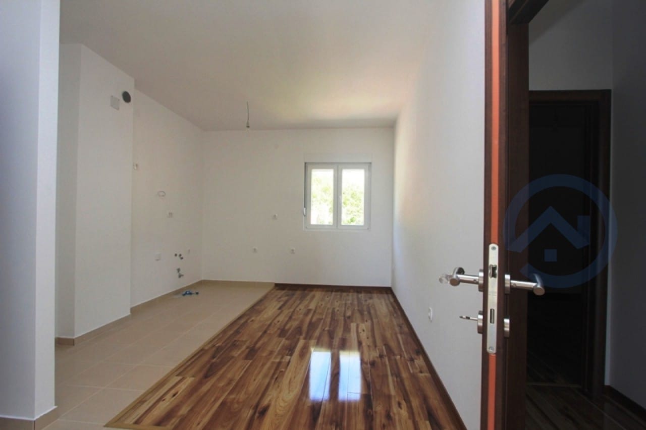 Helles Wohnzimmer mit Fertigstellung und Laminat in einer neuen Wohnung, Stadt Petrovac, Montenegro.