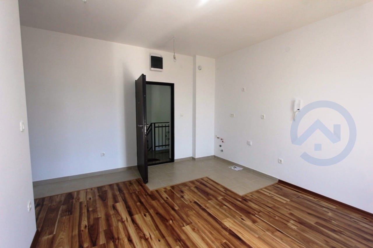 Leeres Wohnzimmer mit kombiniertem Boden und hellen Wänden in einer Wohnung zum Verkauf, Petrovac, Montenegro