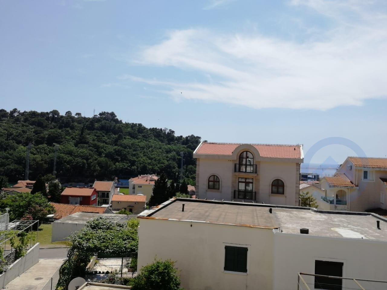 Vue depuis la terrasse sur des maisons méditerranéennes et des collines verdoyantes à Petrovac, Riviera de Budva, Monténégro.