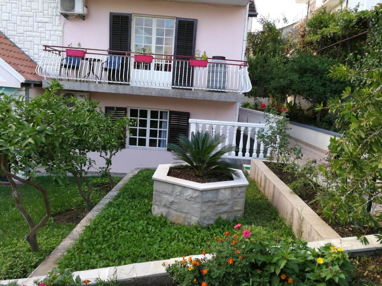 Karadağ, Tivat’ta, уютный bahçeli, teraslı, taş çiçeklikli ve yeşil bitkilerle çevrili iki katlı ev.