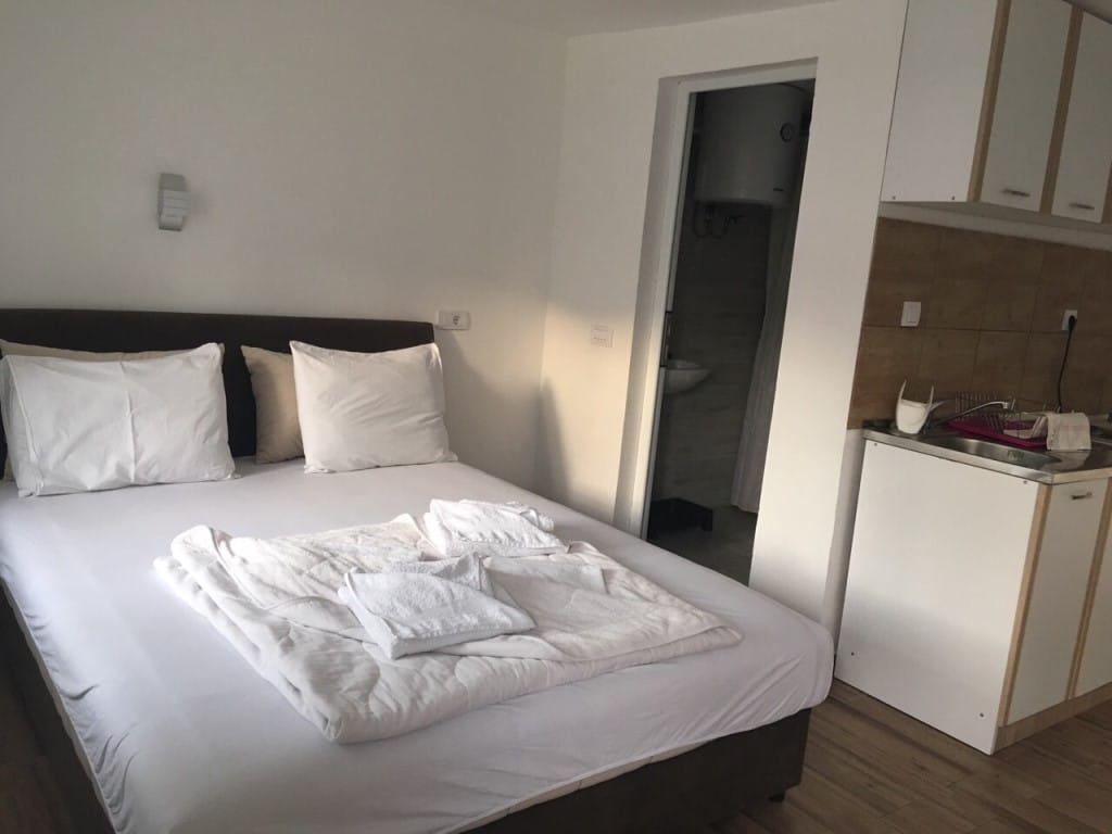 Spavaća soba u mini-hotelu Rafailovići, Crna Gora: bračni krevet, mini-kuhinja i zasebno kupatilo u sobi.