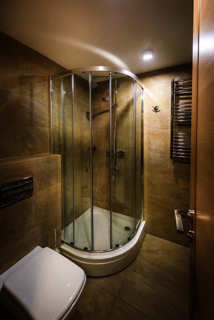 Karadağ, Krašići’deki villada duş kabinli ve fayans kaplamalı banyo. Modern banyo iç mekânı.