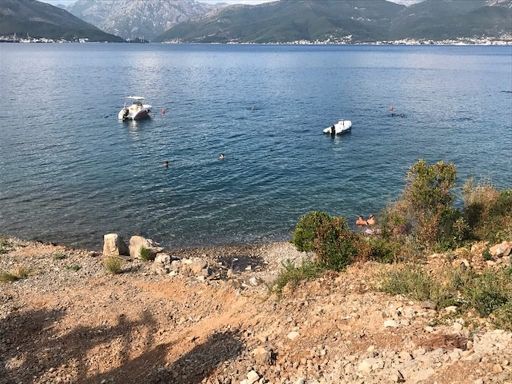 Karadağ, Krašići'deki arsadan deniz ve dağ manzarası: özel plaj, tekneler ve panoramik deniz manzarası.