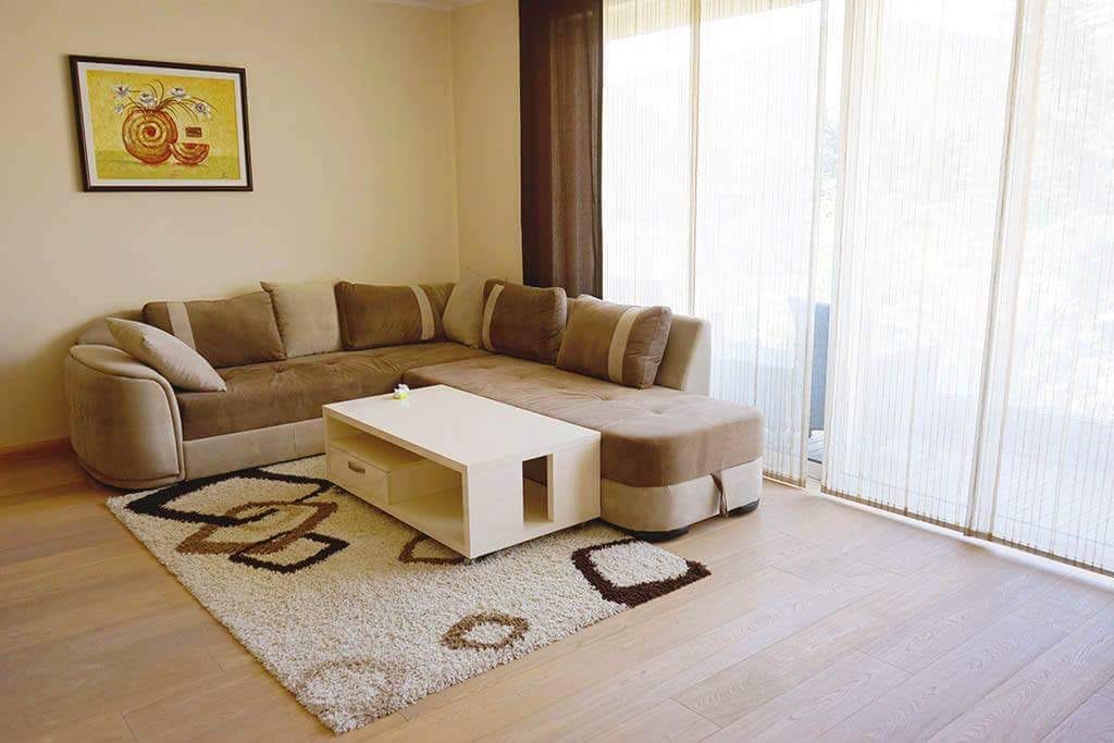 Gemütliches Wohnzimmer mit Ecksofa und Panoramafenstern in einer Wohnung, Budva, Montenegro.