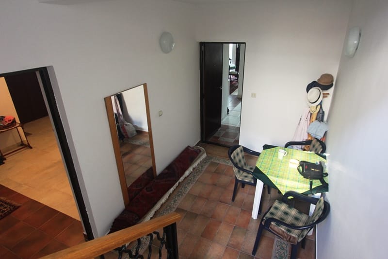 Predsoblje sa trpezarijskim delom, podnim pločicama i ogledalom u stanu u Pržnu, Crna Gora.