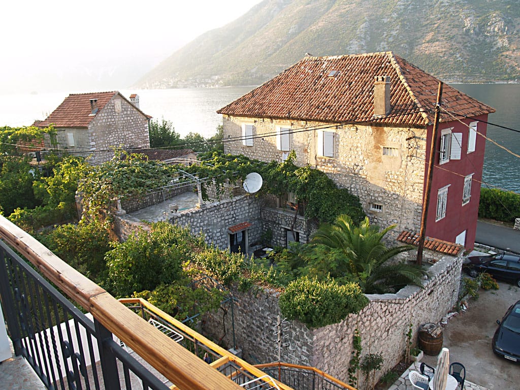 Kamena vila u Stolivu, Crna Gora: pogled na tradicionalnu kuću sa terasom, baštom i panoramom Bokokotorskog zaliva.