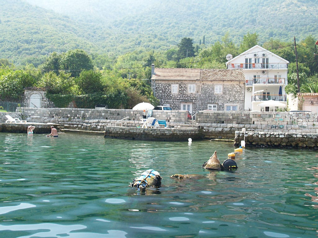 Kamena vila uz more u Stolivu, Crna Gora: privatna plaža, terase, pogled na planine i bistru vodu zaliva.