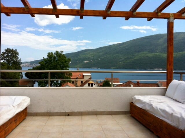 Terrasse mit Holzliegen und Pergola, Meer- und Bergblick, Wohnung in Đenovići, Montenegro.