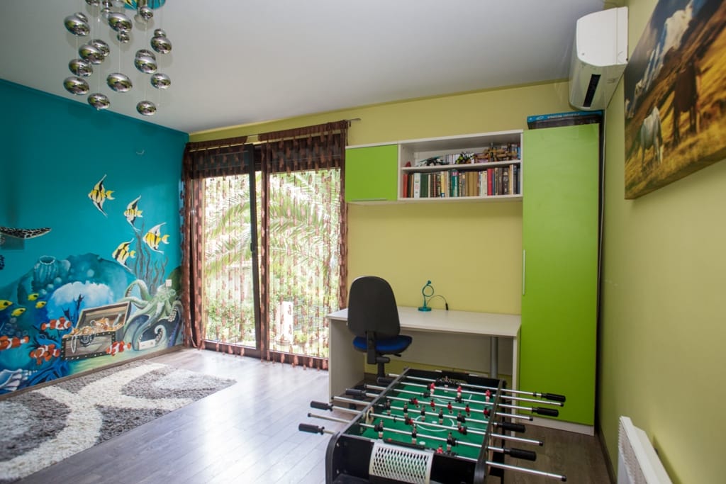 Kinderzimmer mit thematischer Dekoration, Schreibtisch und Tischfußball in einem Haus in Orahovac, Montenegro.