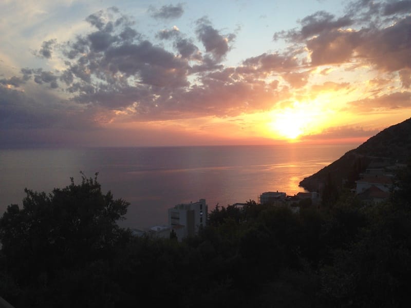 Panoramski pogled na zalazak sunca nad Jadranskim morem iz kuće u Dobroj Vodi, Crna Gora.