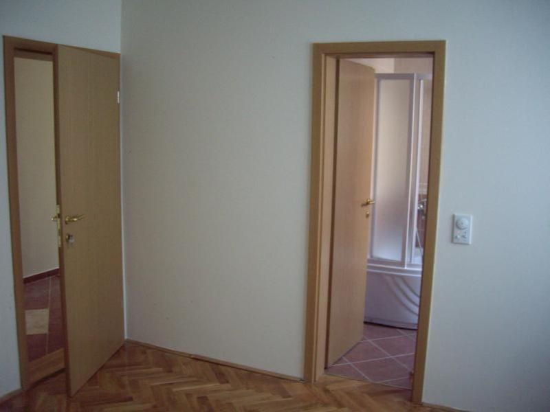 Unutrašnja vrata i pogled na kupatilo sa tuš kabinom u kući, grad Sutomore, Crna Gora.