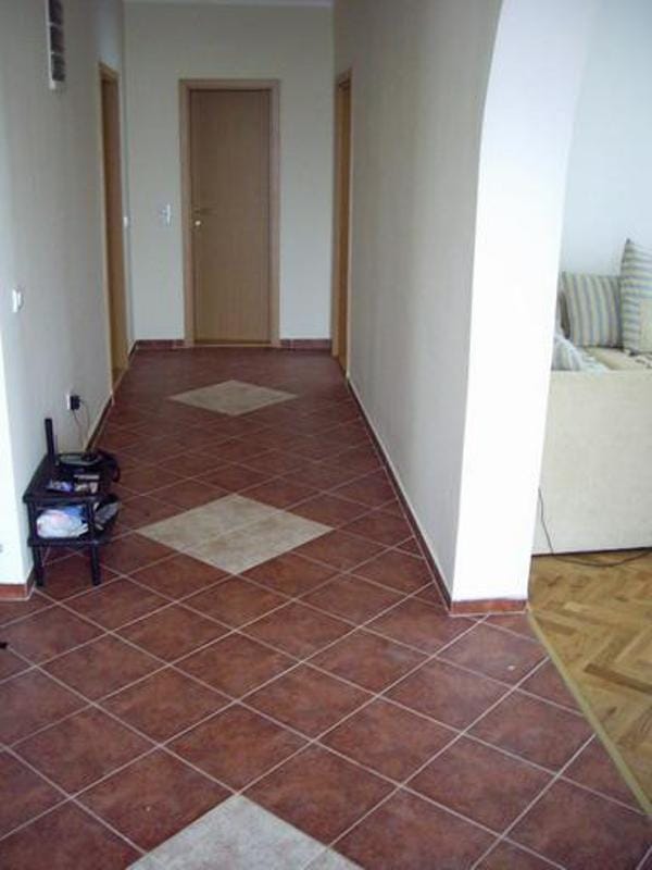 Hodnik sa pločicama i unutrašnjim vratima u kući na prodaju, Sutomore, Crna Gora.